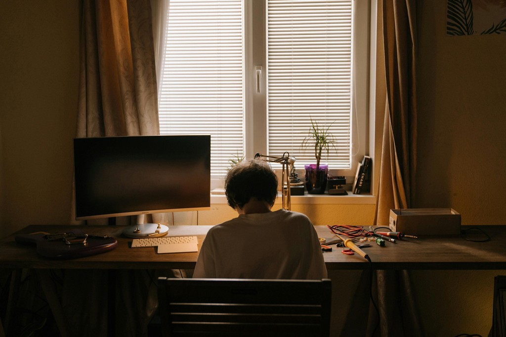 Bureau de travail dans un intérieur chaleureux